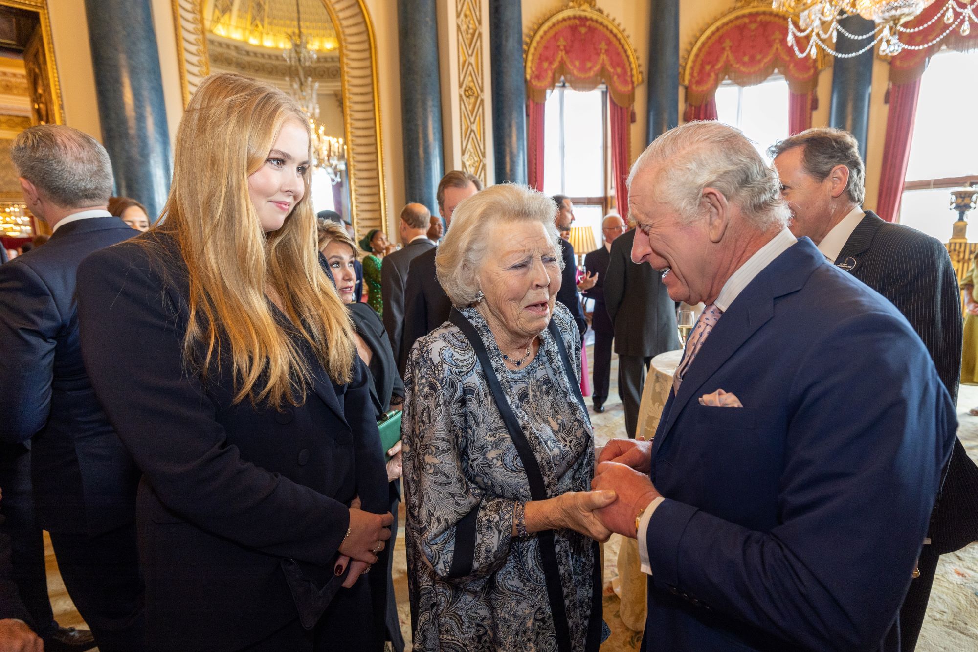 Toegift Beelden Van Amalia En Beatrix Tijdens De Receptie