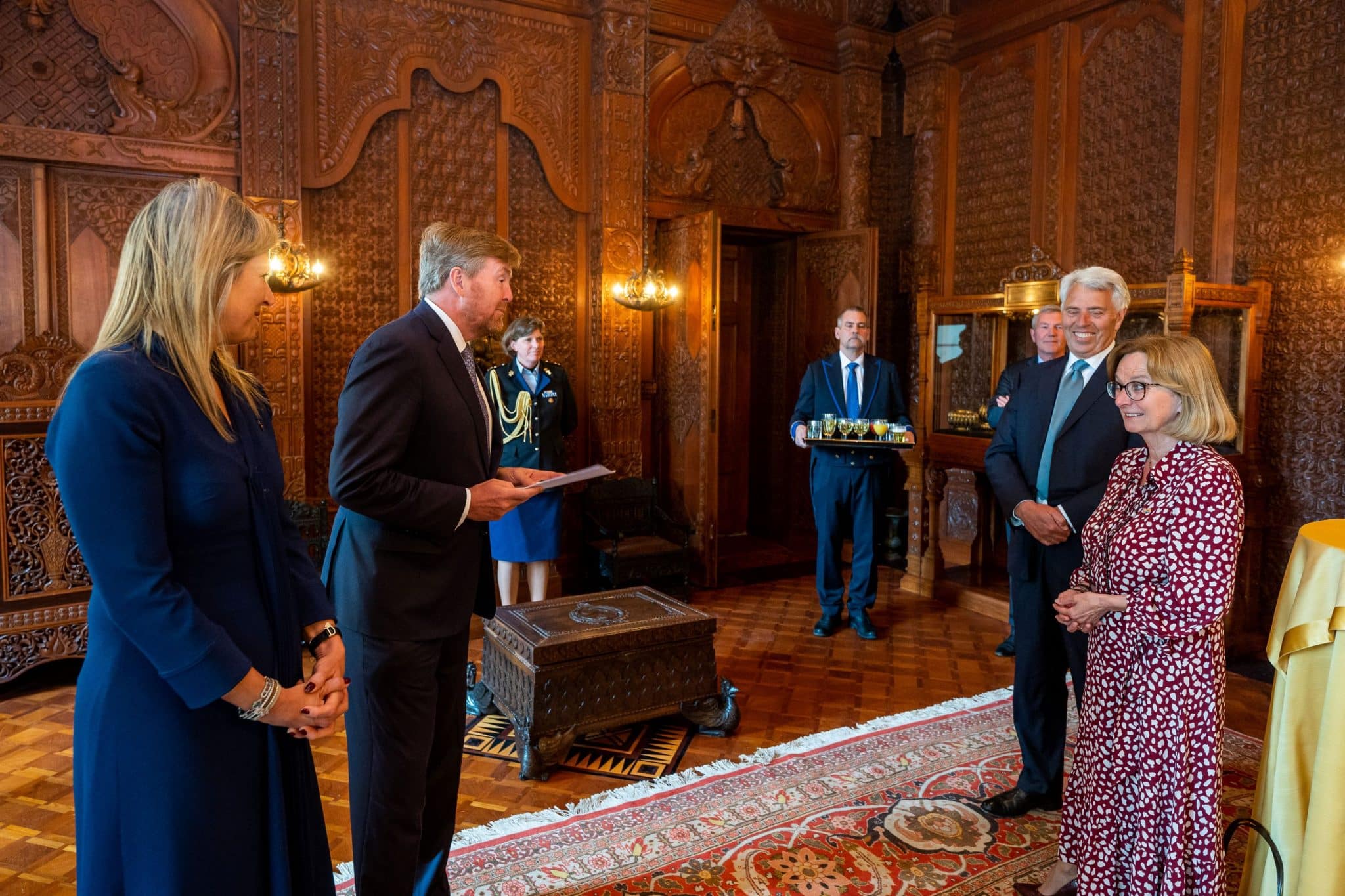 M Xima In Het Blauw Tijdens Uitreiking Erekruis Modekoningin M Xima