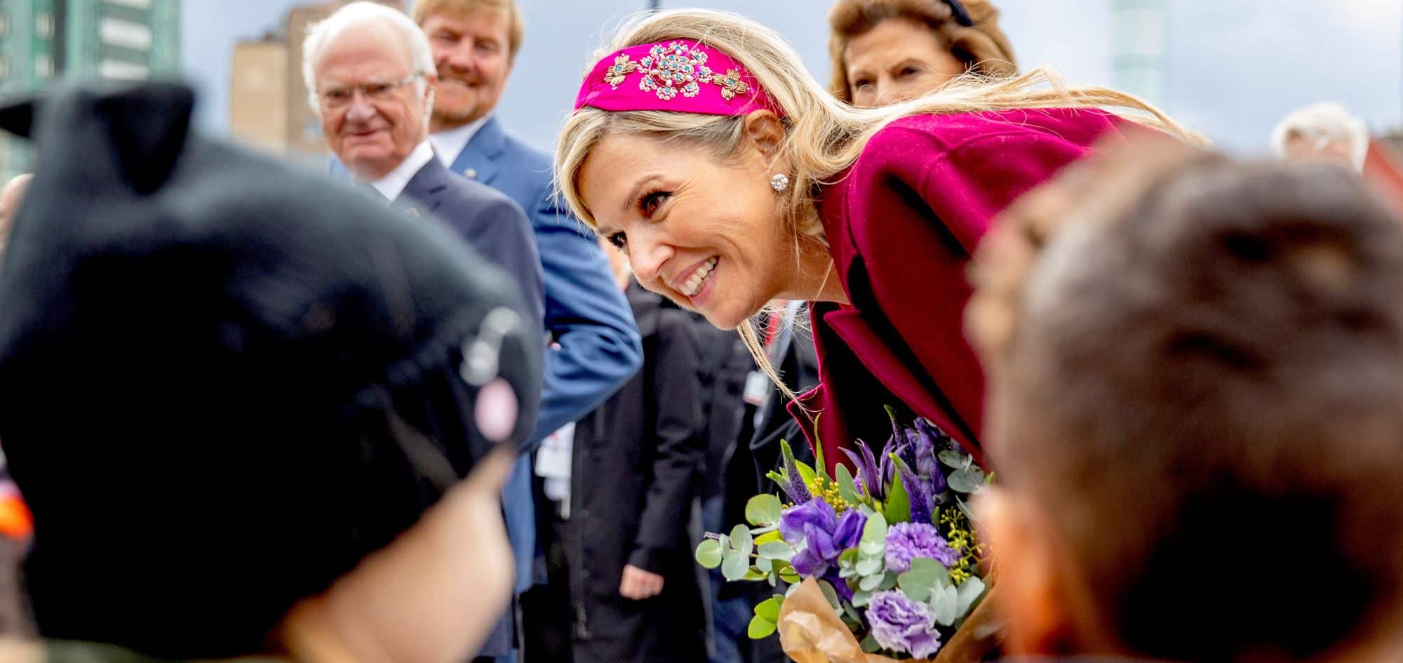 Schattig: Máxima geeft bloemen aan huilend meisje