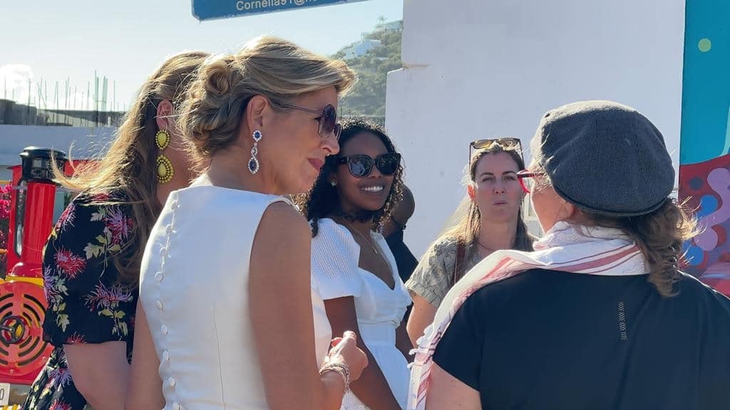 Wow!  Máxima looks really smashing on Sint Maarten