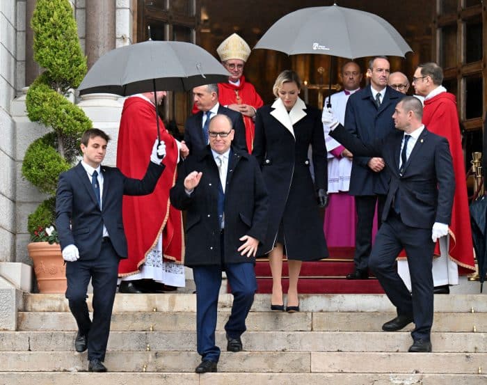 Albert en Charlène bij mis voor Saint Devote in Monaco