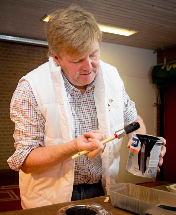 Willem-Alexander NL Doet verven