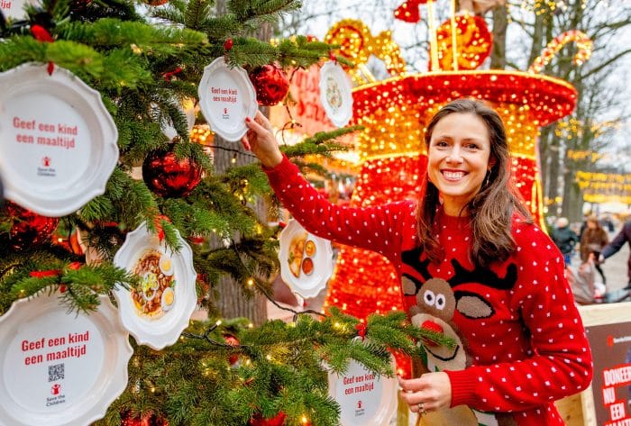 Stijl prinses Viktoria foute kersttrui rendier reindeer kerstboom Save the Children