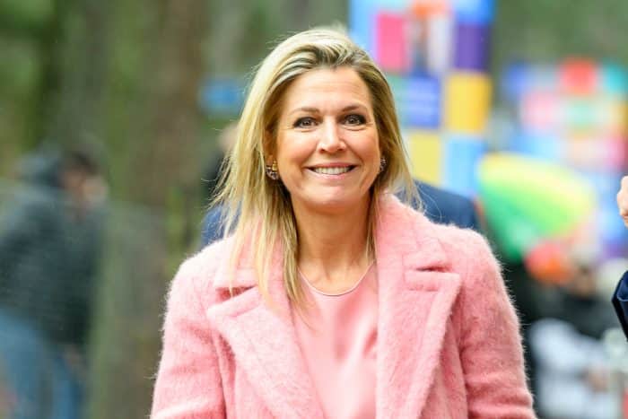 Máxima in roze blouse